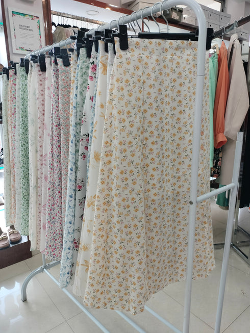 Floral Slit Skirts Embedded With Buttons